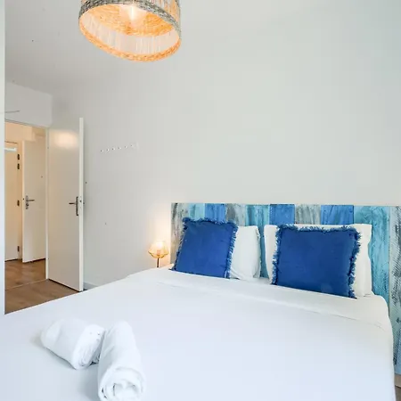 - A Deux Pas De La *