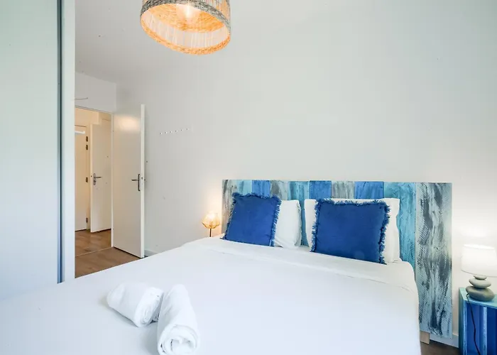 - A Deux Pas De La *